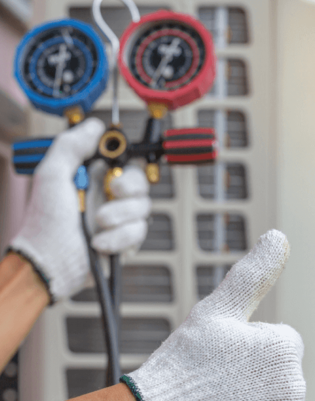 Experto en mantenimiento de aires acondicionados en Cali revisando la temperatura del aire acondicionado